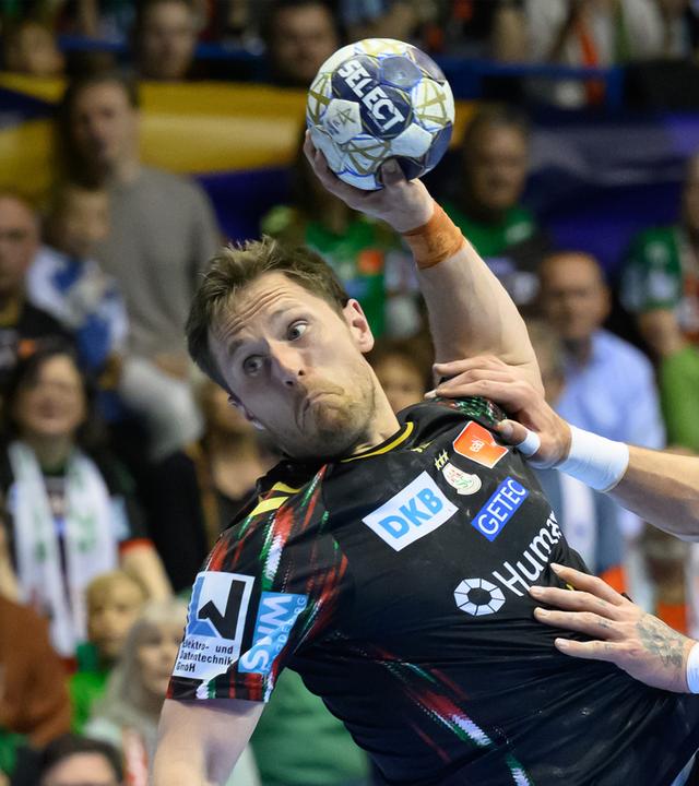 Albin Lagergren (SC Magdeburg, l) und Borut Mackovsek (SC Pick Szeged) kämpfen um den Ball.