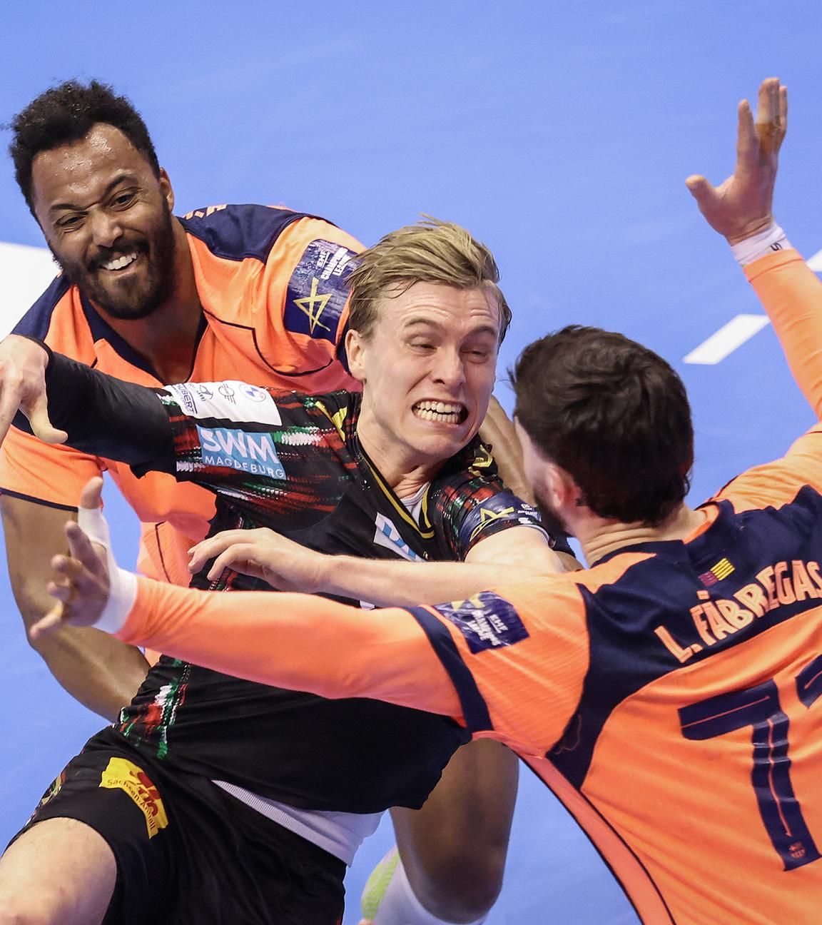 Der Magdeburger Gisli Kristjansson (M) spielt gegen Barcelonas Timothey N'Guessan (l) und Ludovic Fabregas (r).