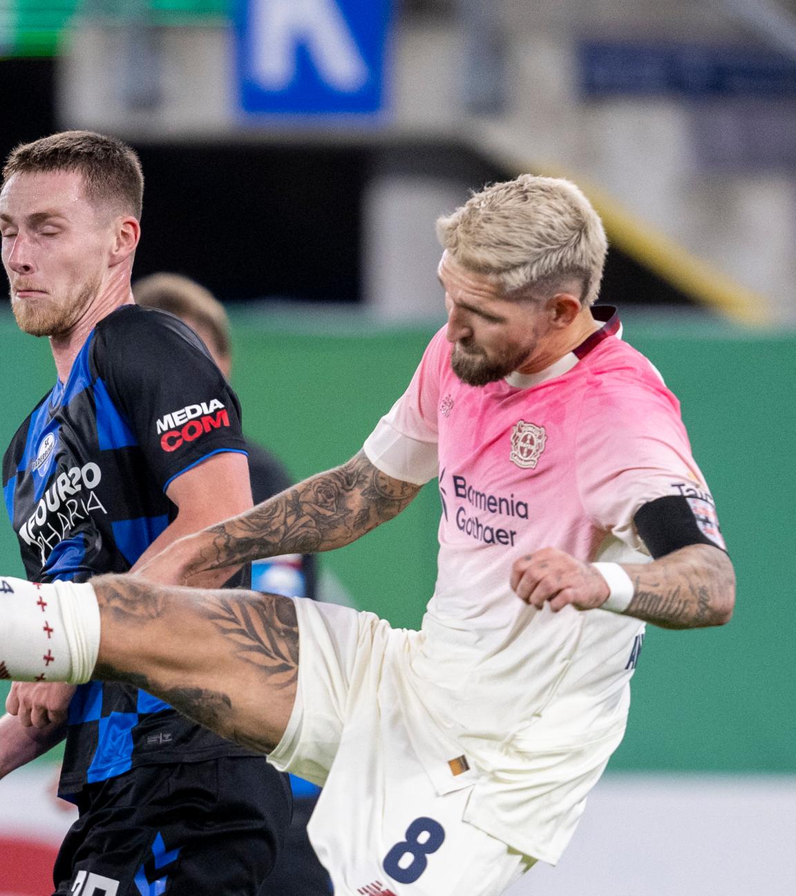 Tjark Scheller (SC Paderborn 07, l) und Robert Andrich (Bayer Leverkusen) kämpfen. 