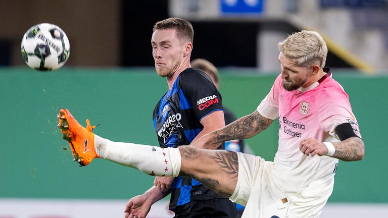 Tjark Scheller (SC Paderborn 07, l) und Robert Andrich (Bayer Leverkusen) kämpfen. 