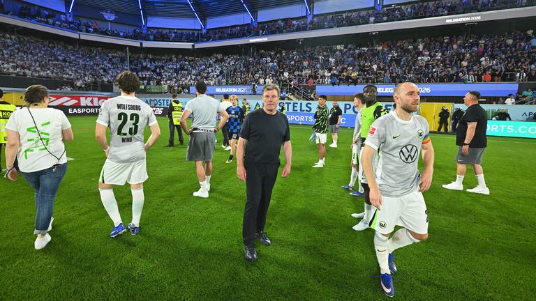 Fußball: SC Paderborn 07 gegen VfL Wolfsburg. Trainer Dieter Hecking (M, VfL Wolfsburg) steht auf dem Spielfeld