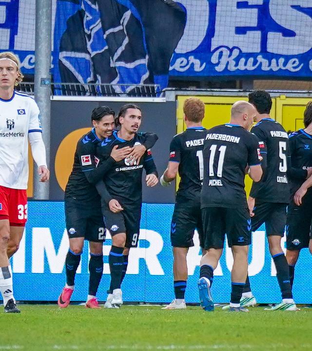Rayan Philipp (SC Paderborn) jubelt. 
