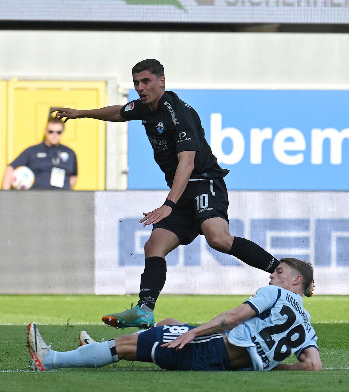 Koen Kostons (Paderborn) macht das Tor zum 1:0.