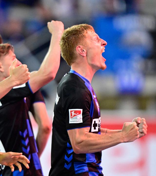 SC Paderborn-Spieler Laurin Curda feiert der 2:1-Sieg gegen VfL Wolfsburg.