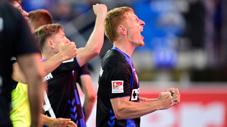 SC Paderborn-Spieler Laurin Curda feiert der 2:1-Sieg gegen VfL Wolfsburg.