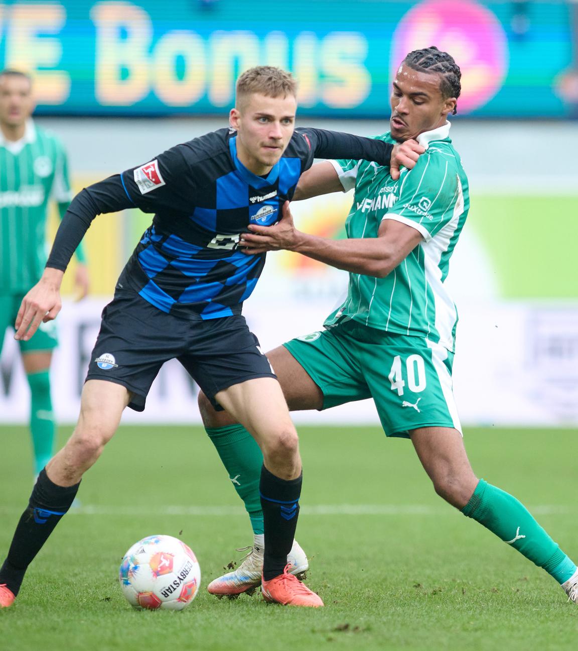 Filip Bilbija(Paderborn) und David Abrangao (Fürth) im Zweikampf.