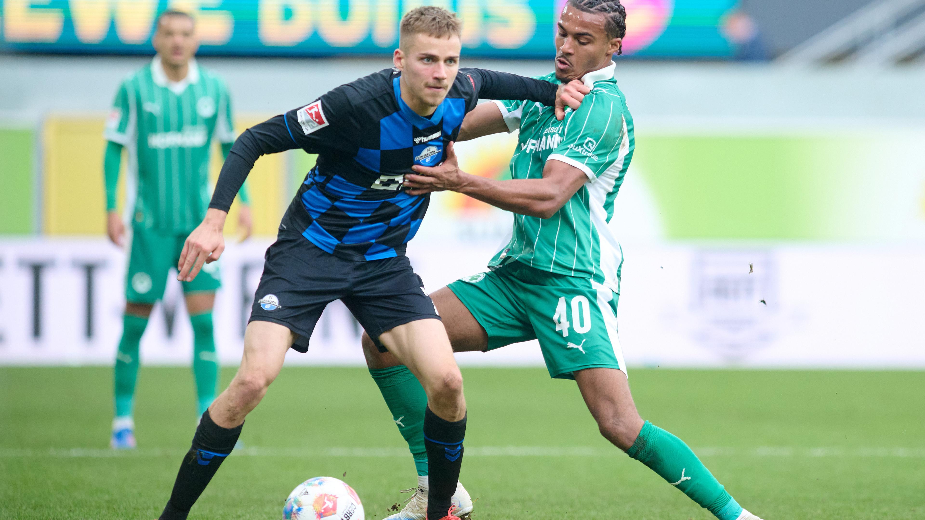 Filip Bilbija(Paderborn) und David Abrangao (Fürth) im Zweikampf.