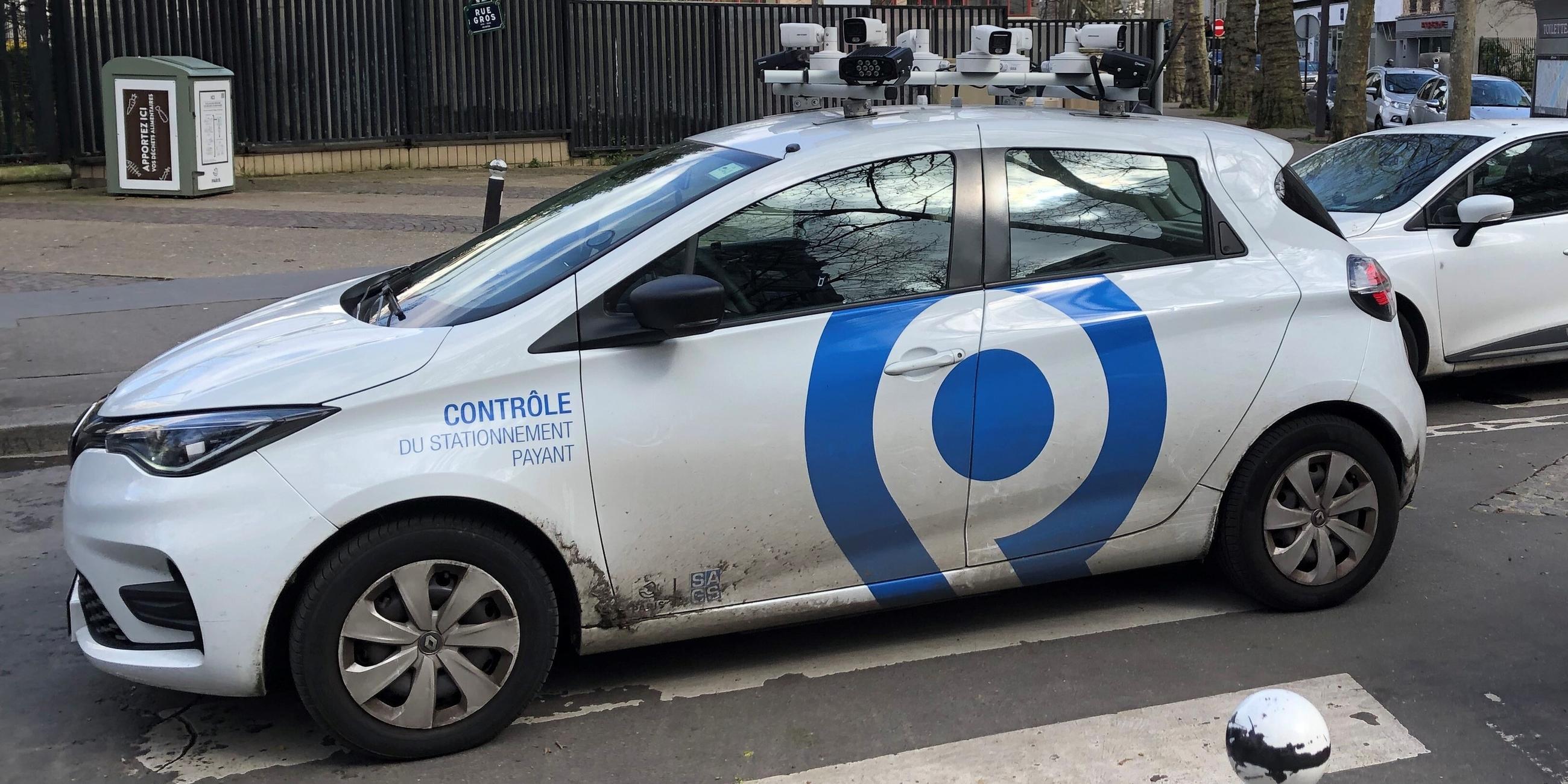 Kameras auf dem Dach eines Scan-Autos kontrollieren, ob für abgestellte Autos die Parkgebühren bezahlt wurden.