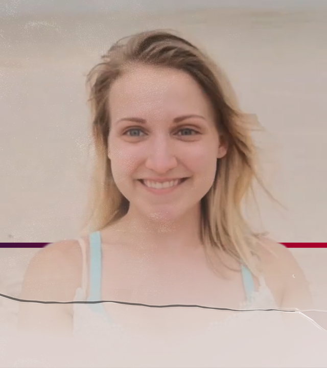Foto von einer jungen Frau, auf einer Schaukel am Strand. Links daneben: Lichtschematische Darstellung eines Fingerabdrucks.