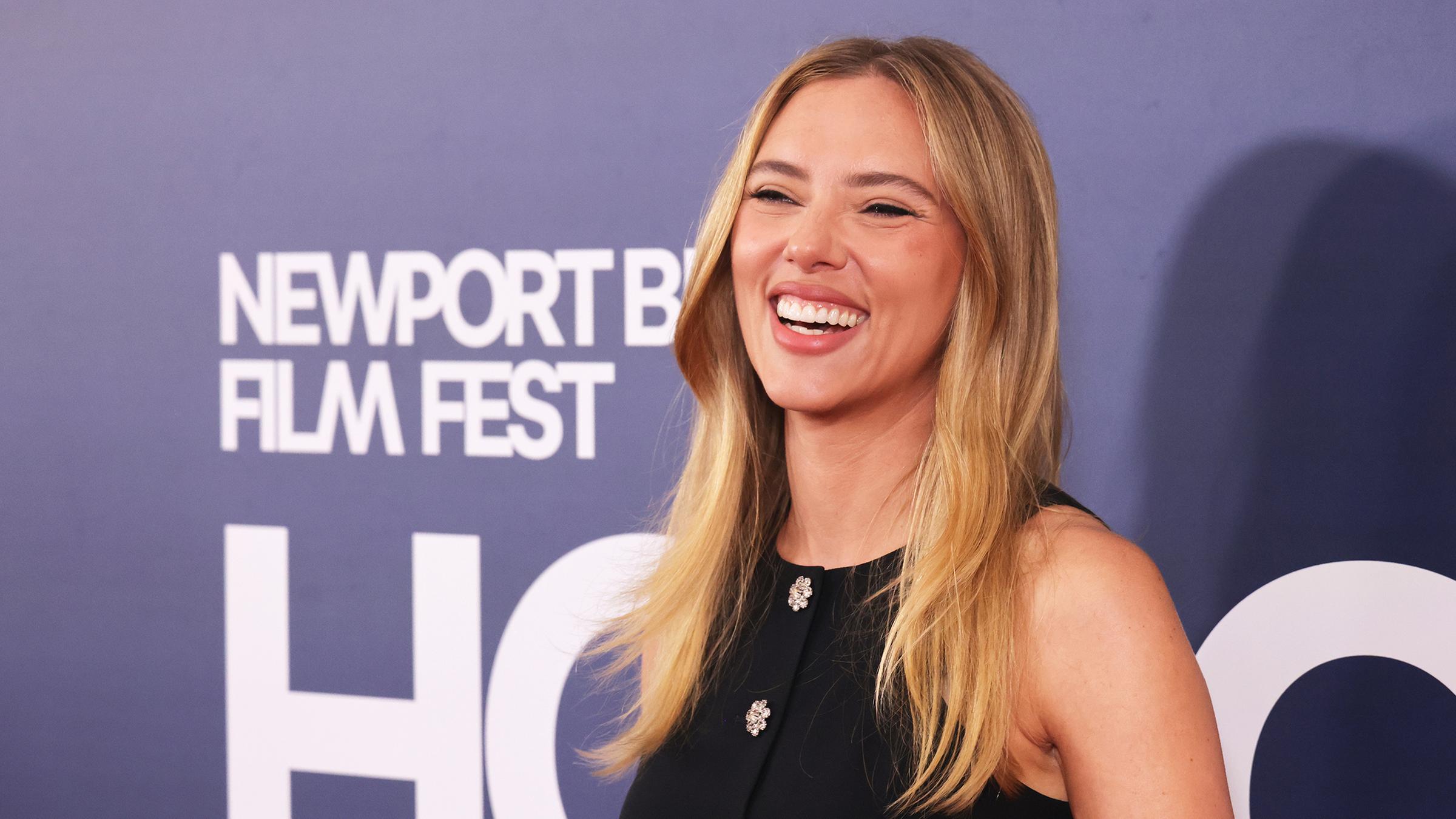 Scarlett Johansson lacht in die Kamera