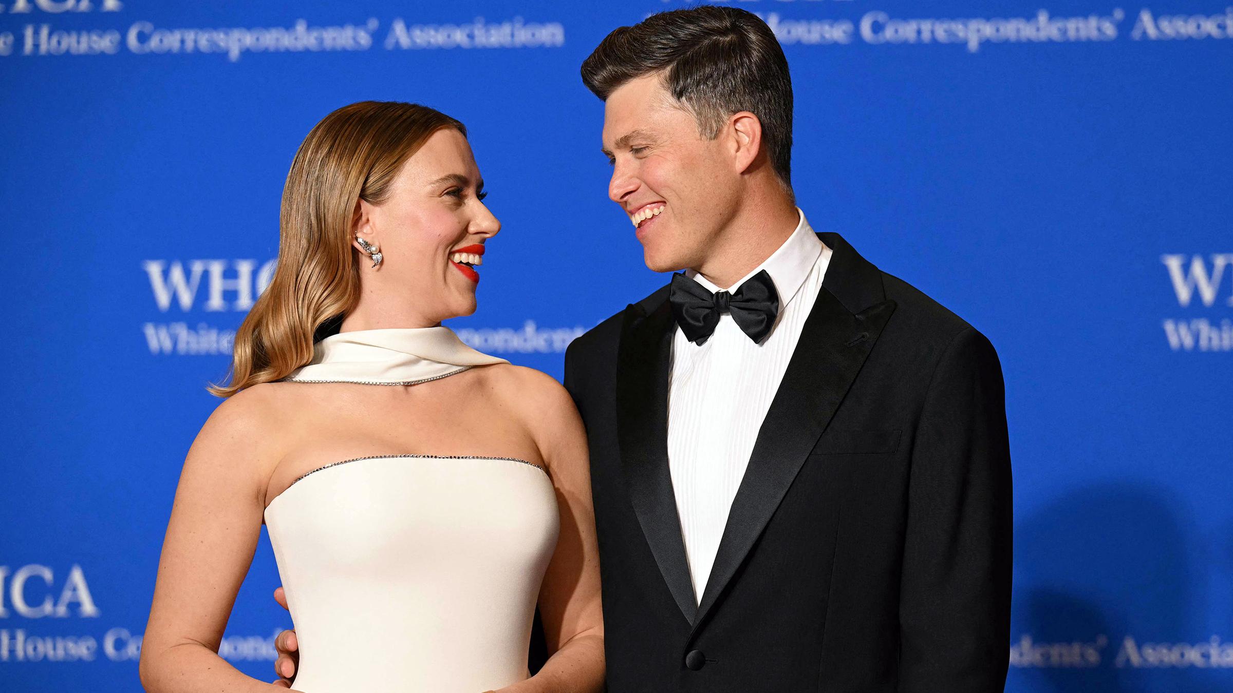 Verliebte Blicke bei Scarlett Johansson
