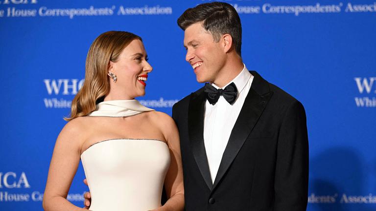 Verliebte Blicke bei Scarlett Johansson