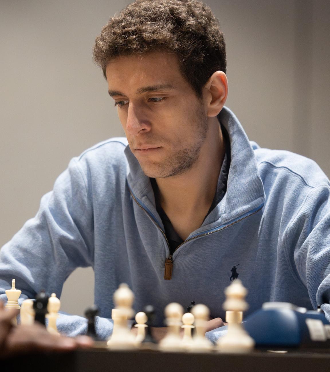29.11.2024: Ein vom Charlotte Chess Center veröffentlichte Foto zeigt Daniel Naroditsky beim Schachspiel am Brett.