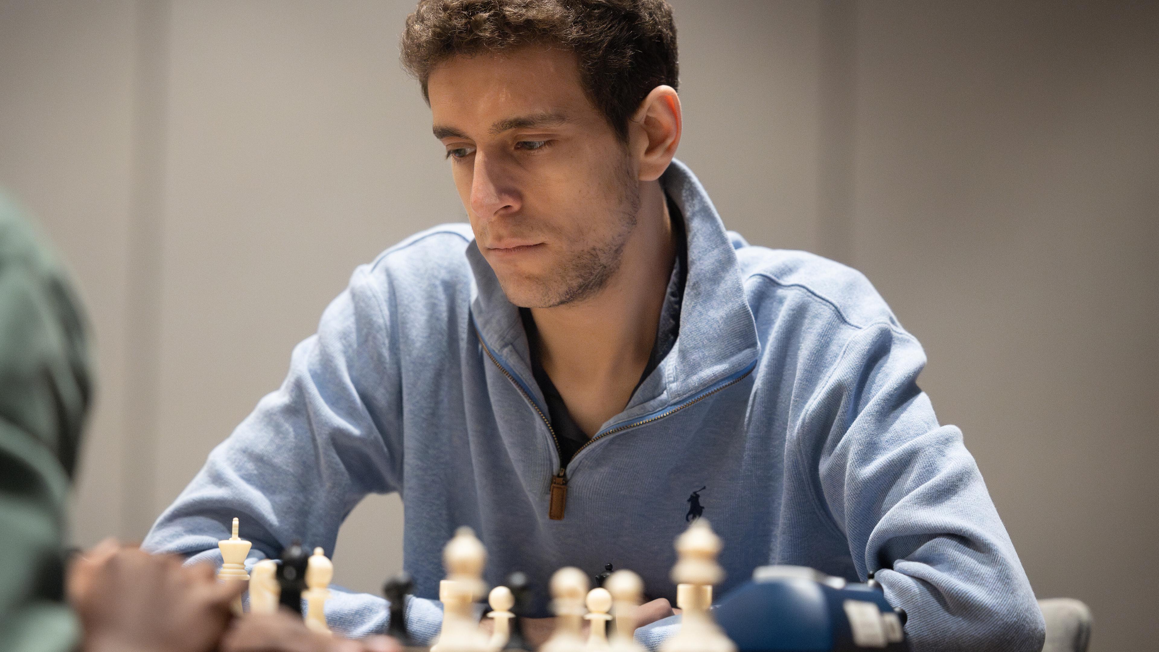 29.11.2024: Ein vom Charlotte Chess Center veröffentlichte Foto zeigt Daniel Naroditsky beim Schachspiel am Brett.
