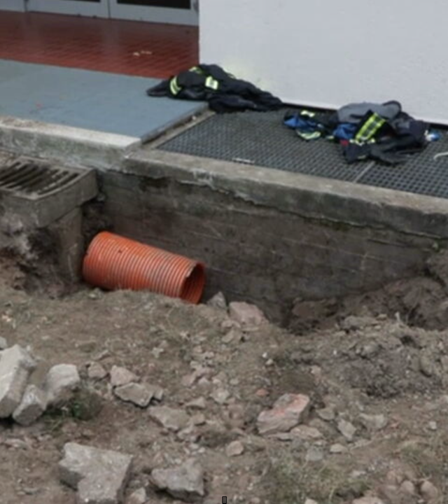 Das Bild zeigt ein Loch im Boden.