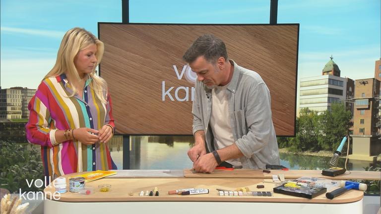 Mick zeigt, wie man Schäden an Holzmöbeln ausbessern kann.