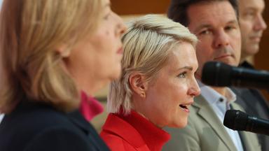 SPD-Parteivorsitzende Bärbel Bas, Manuela Schwesig, Steffen Krach und SPD Parteivorsitzender Lars Klingbeil bei der Pressekonferenz nach den Landtagswahlen in Berlin und Mecklenburg Vorpommern im Willy Brandt Haus am 21.09.26