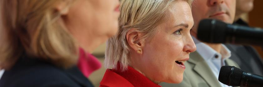 SPD-Parteivorsitzende Bärbel Bas, Manuela Schwesig, Steffen Krach und SPD Parteivorsitzender Lars Klingbeil bei der Pressekonferenz nach den Landtagswahlen in Berlin und Mecklenburg Vorpommern im Willy Brandt Haus am 21.09.26