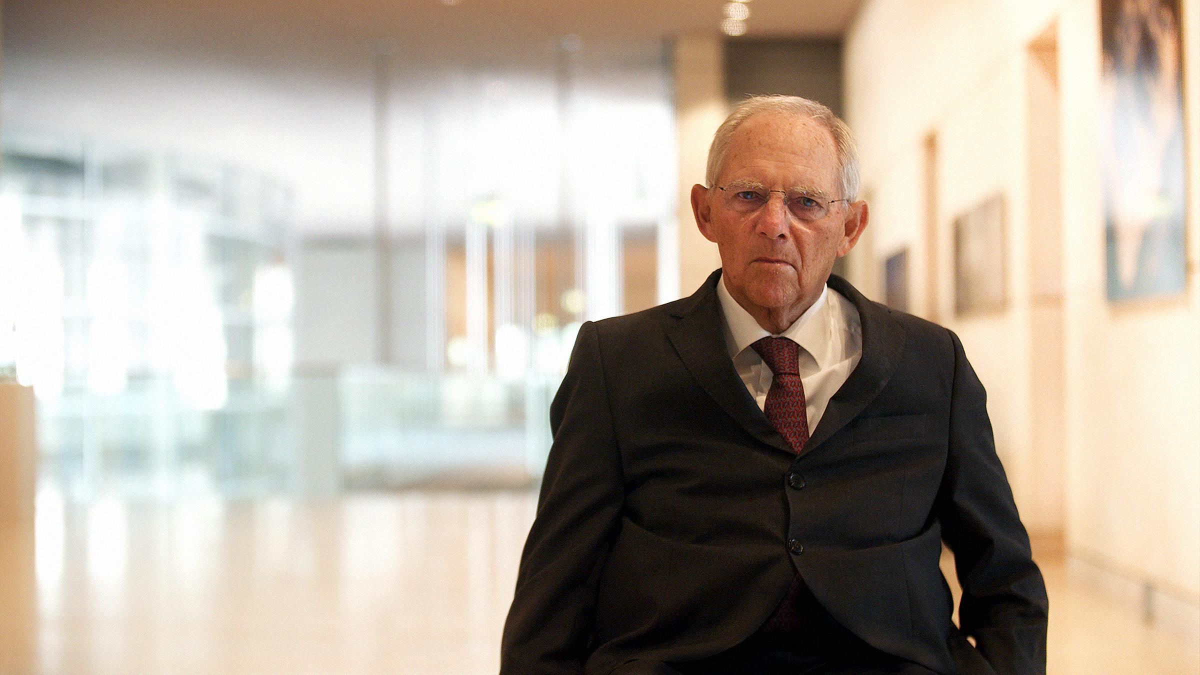 Das Bild zeigt Bundestagspräsidenten Wolfgang Schäuble (CDU) auf einem Flur im Reichstag.