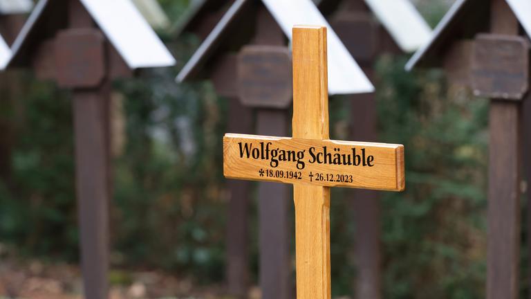Ein Kreuz kennzeichnet die Grabstätte von Wolfgang Schäuble auf dem Friedhof (Jan. 2024)