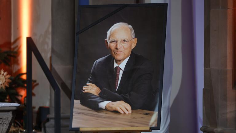 Ein Porträtfoto steht auf einem Ständer bei der Trauerfeier und Beerdigung für den ehemaligen Bundestagspräsidenten Wolfgang Schäuble in Offenburg, Deutschland, am 05. Januar 2024.