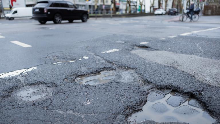 Die eisigen Wintertemperaturen haben zahlreiche Schlaglöcher verursacht.