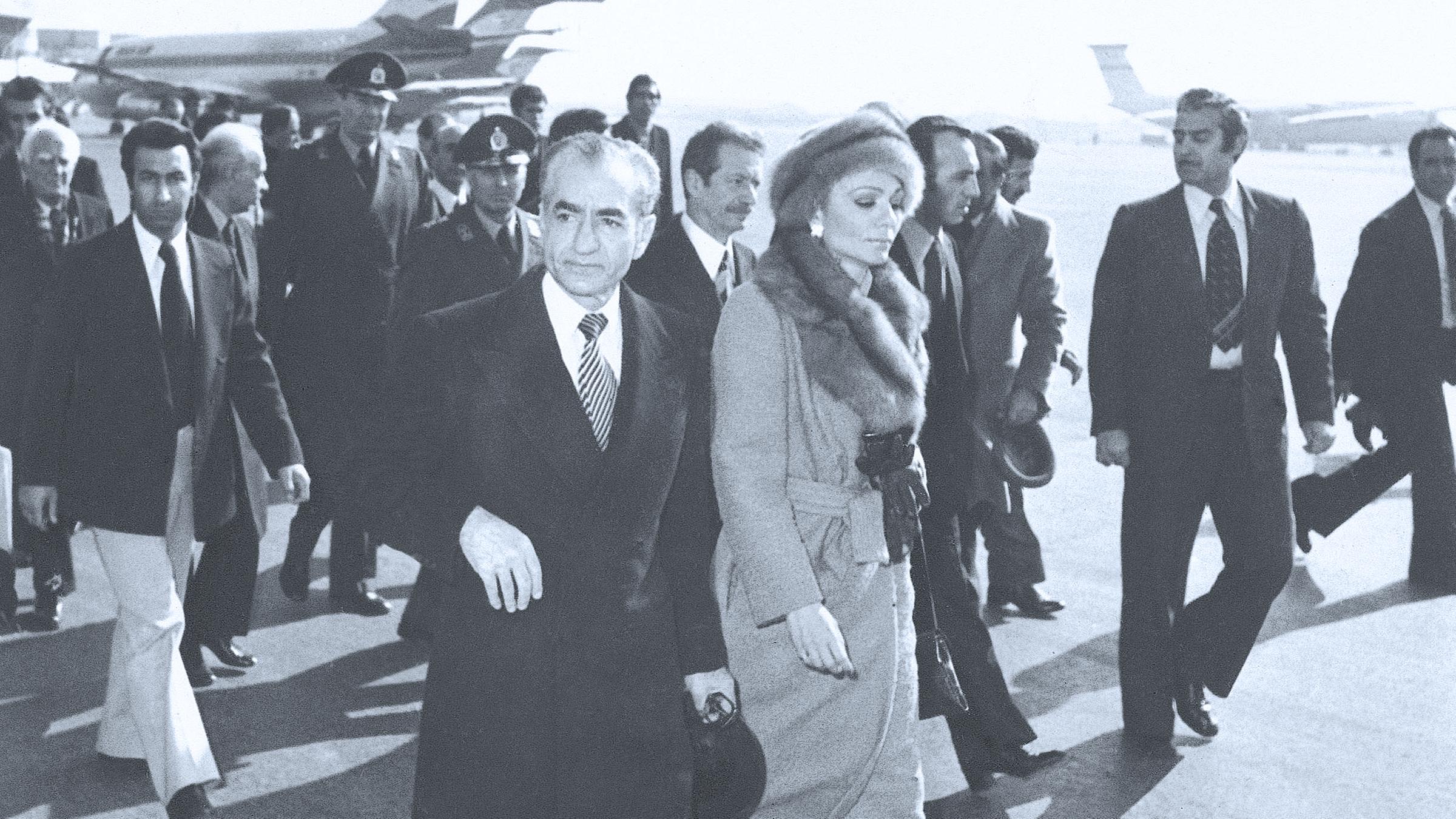Archiv: Schah Mohammad Reza Pahlavi und Kaiserin Farah gehen über das Rollfeld des Mehrabad Airport zu einem Flugzeug, um das Land zu verlassen, aufgenommen am 16.01.1979 in Teheran, Iran.
