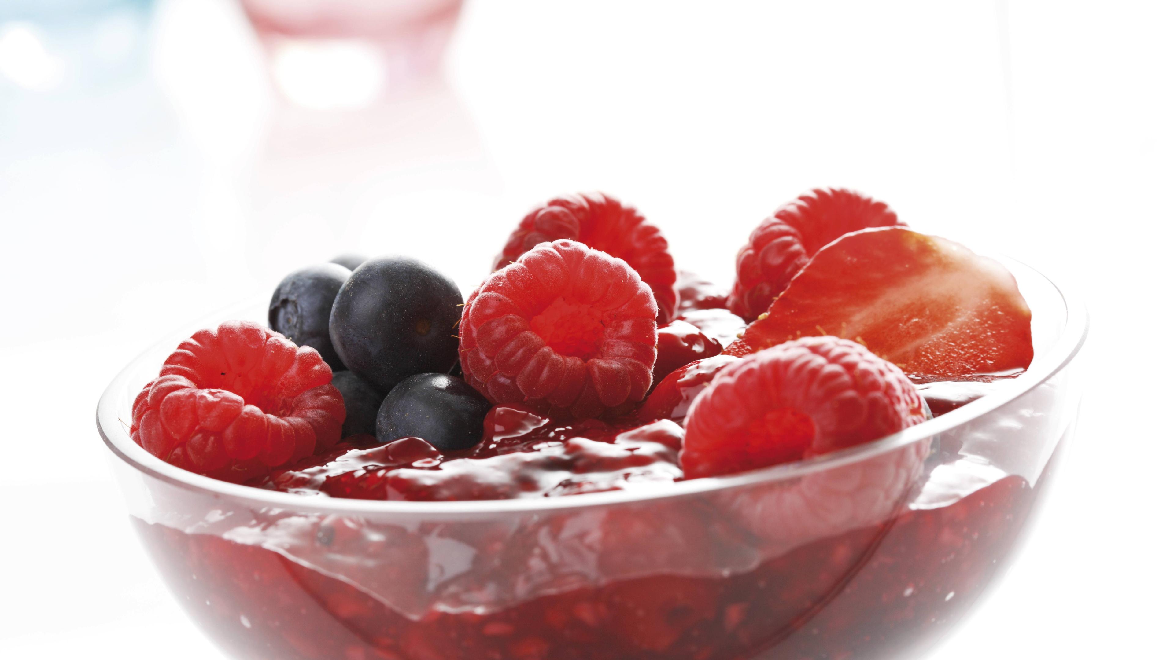Glasschale mit Blaubeeren, Erdbeeren und Himbeeren
