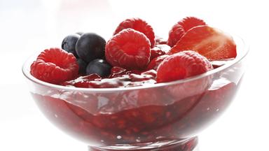 Glasschale mit Blaubeeren, Erdbeeren und Himbeeren
