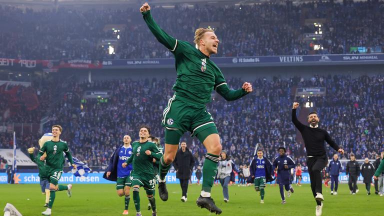 Nach dem Heimsieg gegen den 1.FC Nürnberg rennt der Schalker Abwehrspieler Timo Becker mitsamt der Mannschaft und Trainer Muslic Miron jubelnd zur Schalker Kurve