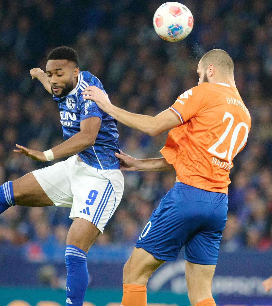 Sylla (S04) und Vukotic (D98) im Spiel Schalke 04 gegen Darmstadt 98.