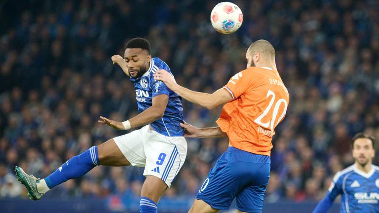 Sylla (S04) und Vukotic (D98) im Spiel Schalke 04 gegen Darmstadt 98.