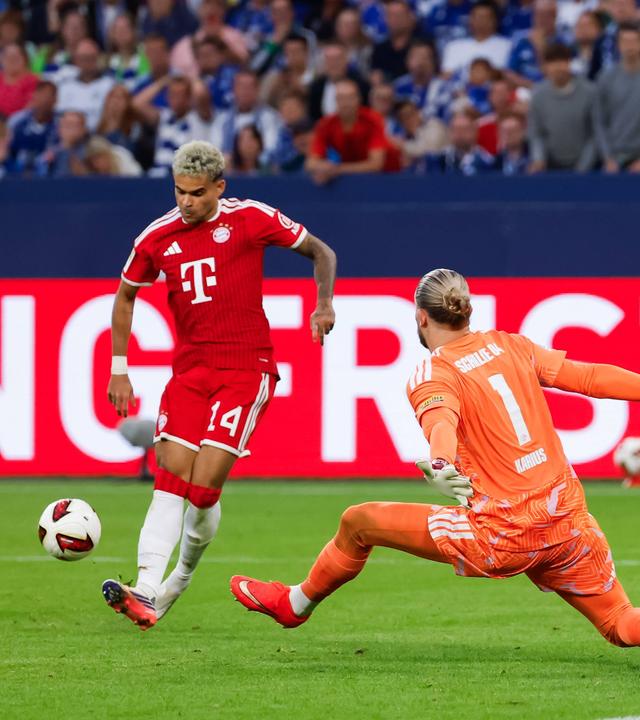 Bayerns Flügelspieler Luis Díaz schießt vor dem Schalker Keeper Loris Karius aufs Tor
