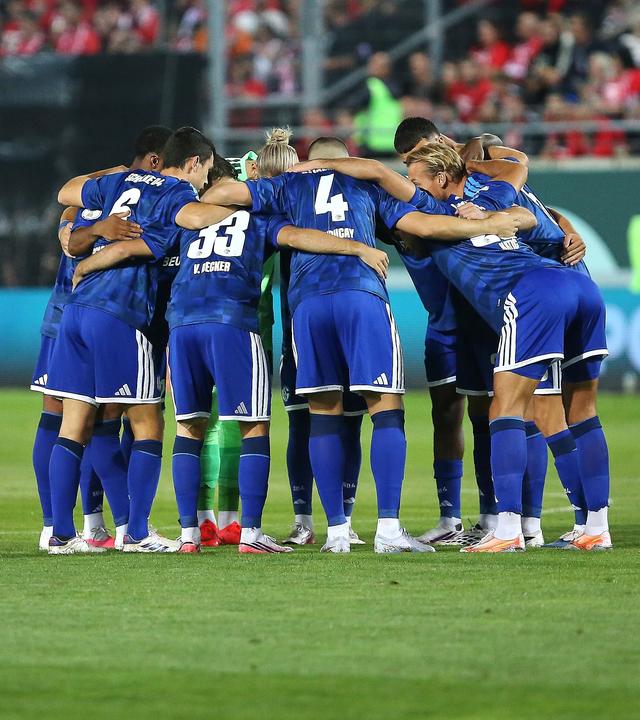 Schalke bildet beim DFB-Pokal gegen den Halleschen FC einen Teamkreis.