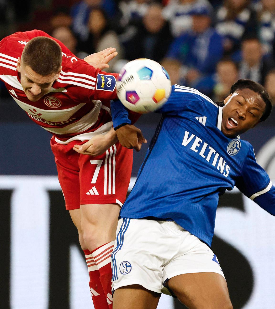 Düsseldorfs Christos Tzolis und Schalkes Brandon Soppy im Kampf um den Ball am 27.04.2024.