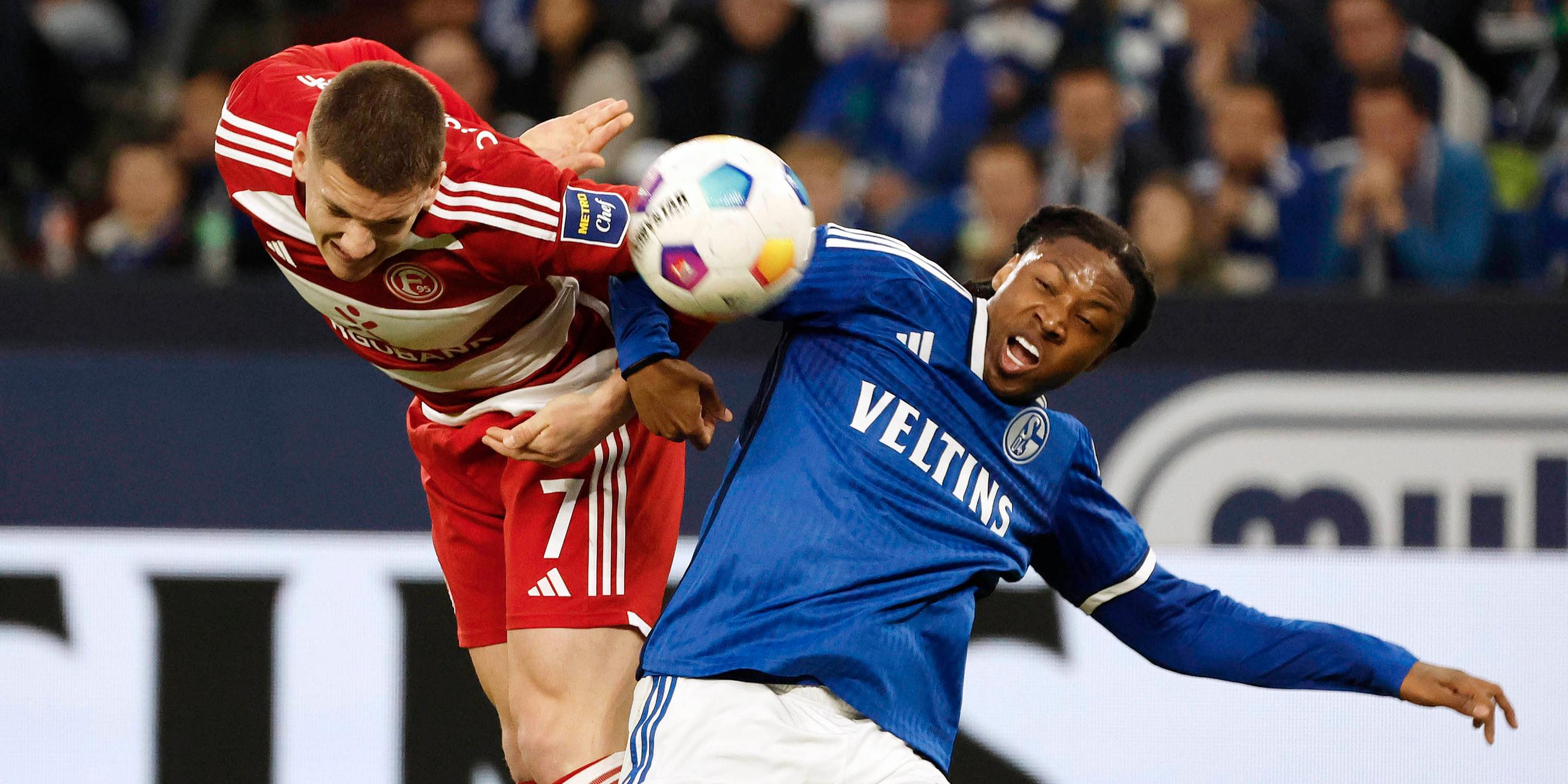 Düsseldorfs Christos Tzolis und Schalkes Brandon Soppy im Kampf um den Ball am 27.04.2024.