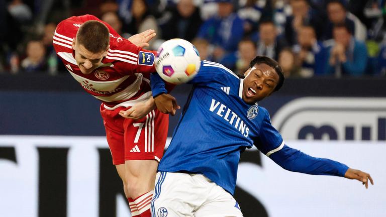 Düsseldorfs Christos Tzolis und Schalkes Brandon Soppy im Kampf um den Ball am 27.04.2024.