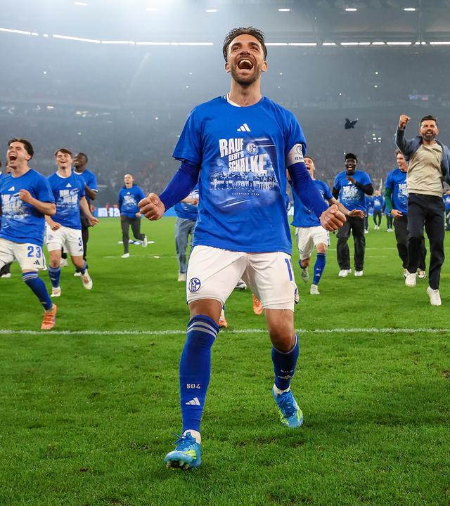 Schalke 04 feiert den Aufstieg in der Veltins-Arena, u.a. mit Kenan Karaman und Trainer Miron Muslic.
