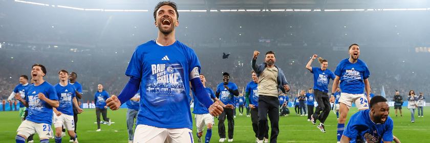 Schalke 04 feiert den Aufstieg in der Veltins-Arena, u.a. mit Kenan Karaman und Trainer Miron Muslic.