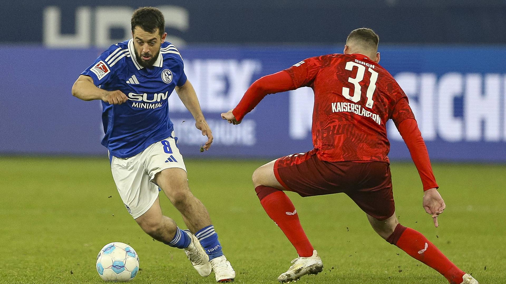Amin Younes (FC Schalke 04) und Luca Sirch (1. FC Kaiserslautern)