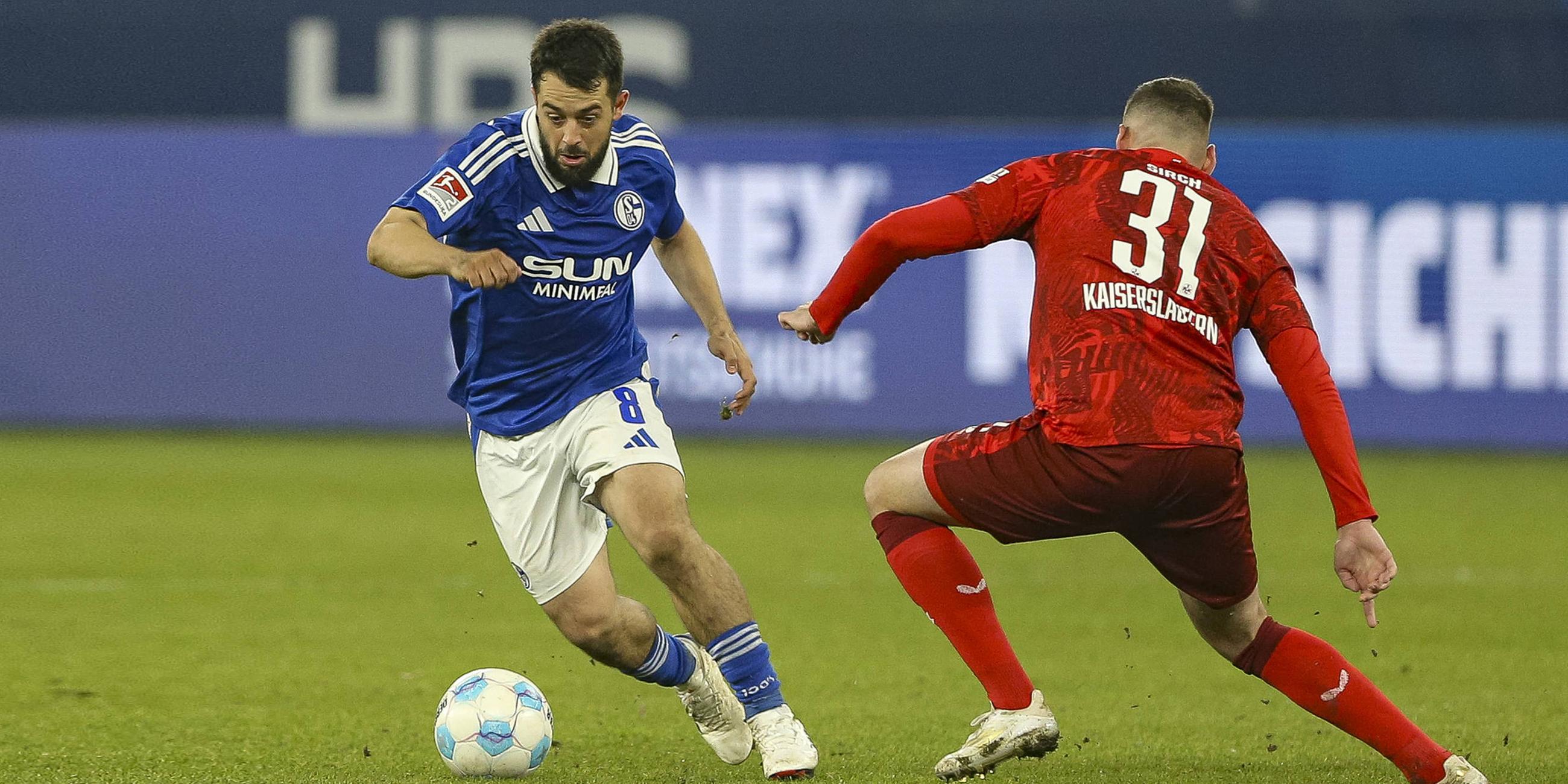 Amin Younes (FC Schalke 04) und Luca Sirch (1. FC Kaiserslautern)