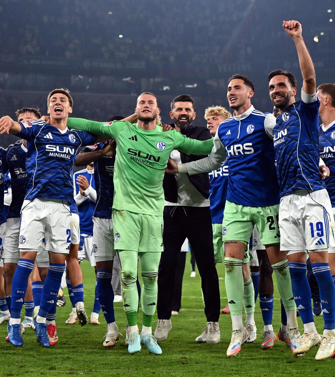 Spieler und Trainer des FC Schalke jubeln