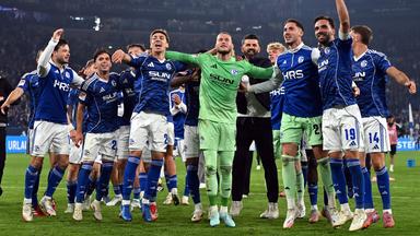Spieler und Trainer des FC Schalke jubeln