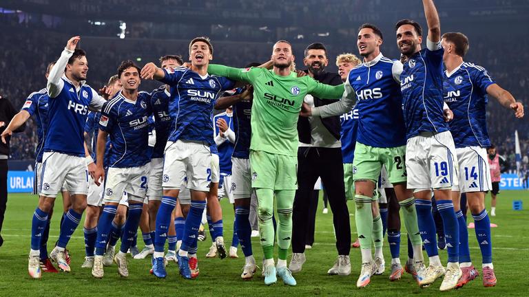 Spieler und Trainer des FC Schalke jubeln