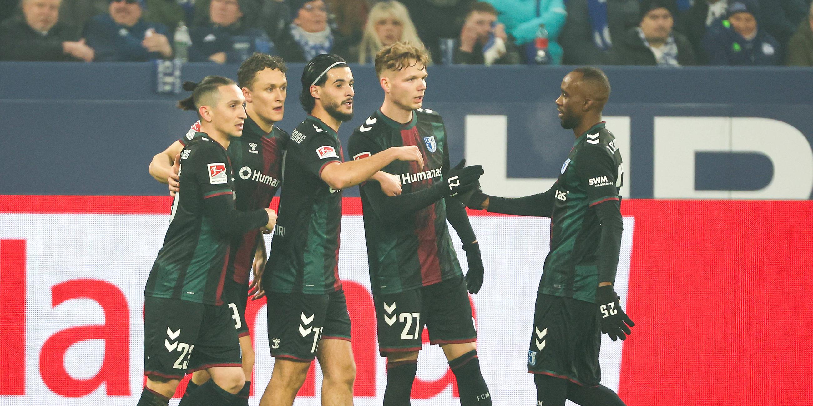 Torschütze Martijn Kaars (Magdeburg) jubelt nach seinem Tor zum 0:1 mit Teamkollegen.