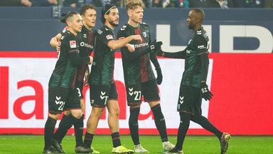 Torschütze Martijn Kaars (Magdeburg) jubelt nach seinem Tor zum 0:1 mit Teamkollegen.