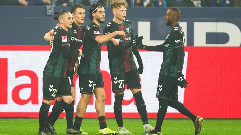 Torschütze Martijn Kaars (Magdeburg) jubelt nach seinem Tor zum 0:1 mit Teamkollegen.