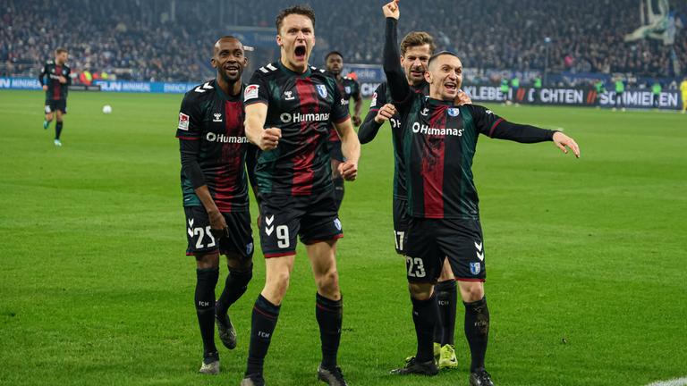 Martijn Kaars (Magdeburg) jubelt mit seiner Mannschaft nach dem Treffer zum 0:3.