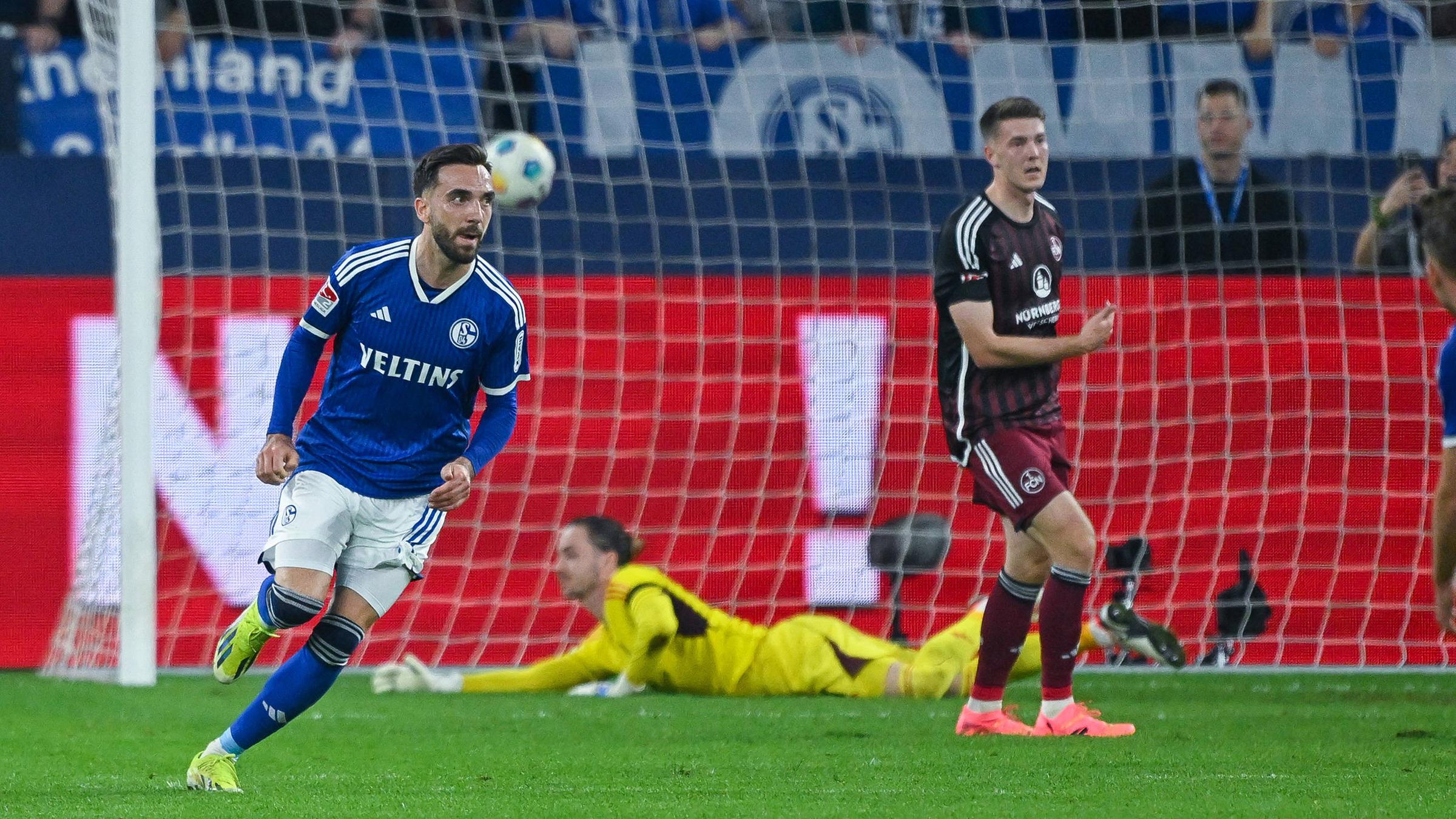 Schalkes Kenan Karaman freut sich über das Tor zum 1:0 gegen Nürnberg am 13.04.2024.