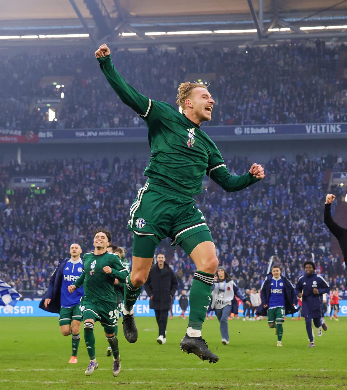 Timo Becker (FC Schalke 04) jubelt. 